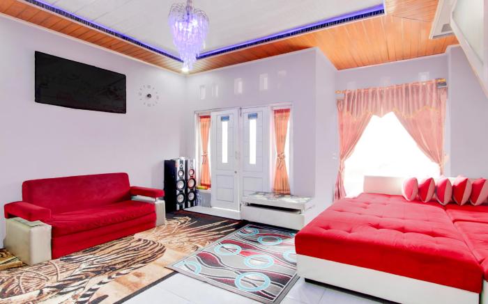 OYO 94702 Putra Family Homestay Sikunir