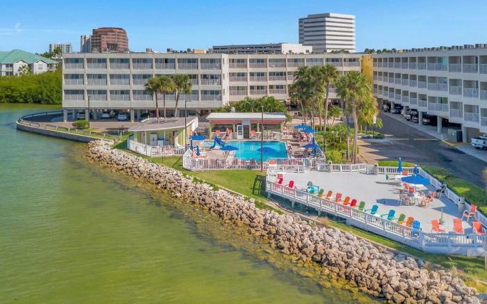The Palm Exclusive Tropical Luxury on the Water