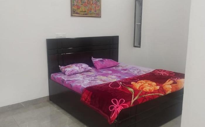 Shree Vrindavan Suites: Near Iskcon & Prem Mandir