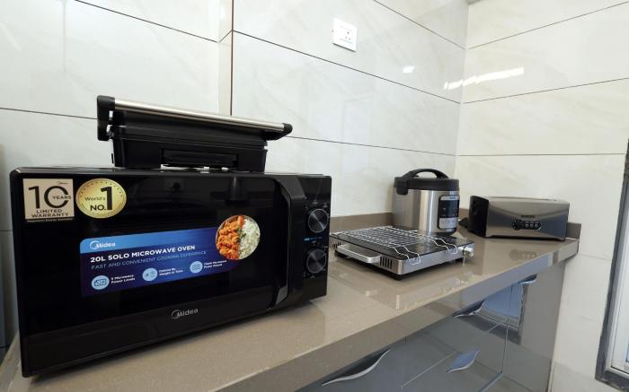 Andheri MIDC 1BHK | 2 Baths | Walk to Ginger Hotel