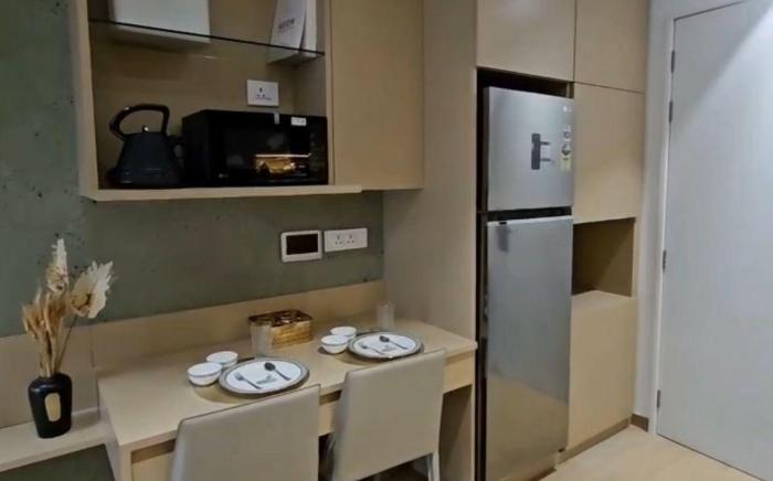 Neon - Royal Nest Aerotel 