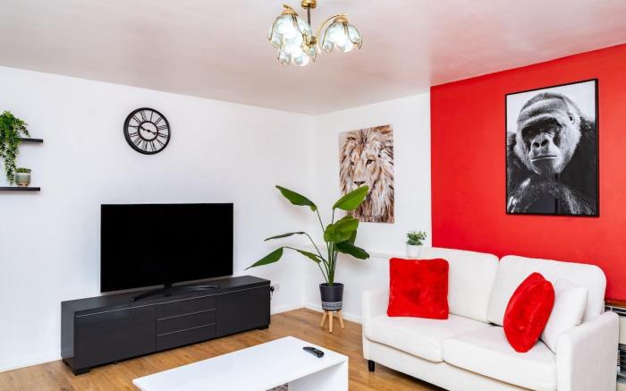Elegant 5Bed Home, Parking, City Centre, Sleeps 10