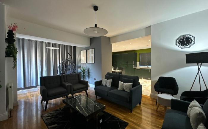 Luxury 5BD, Gym, Parking, Bus to Airport, Sleeps10