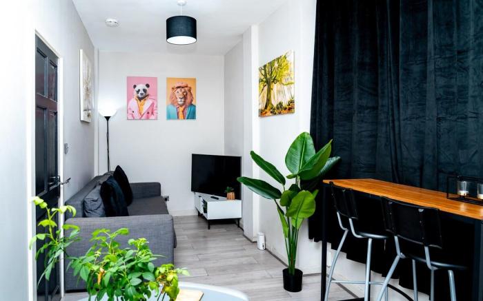 2BD | Ocean Terminal | Tram to Airport | Sleeps 4