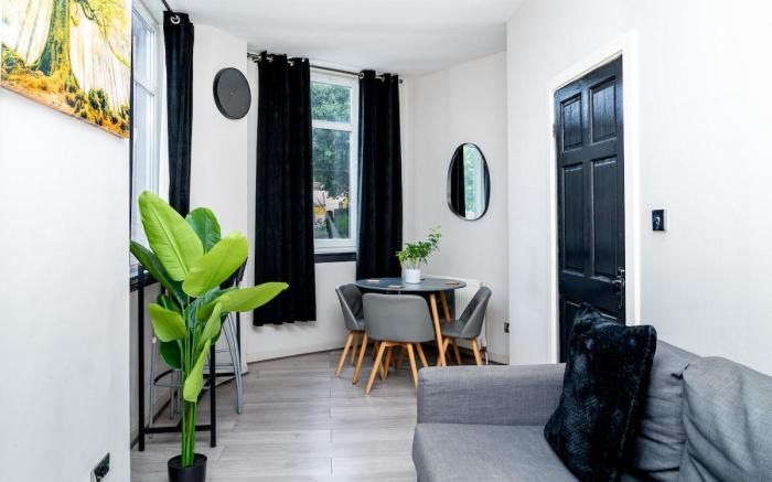 2BD | Ocean Terminal | Tram to Airport | Sleeps 4
