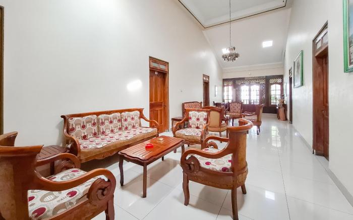 RedDoorz Hotel Tejomoyo Near Bukit Sekipan Tawangmangu