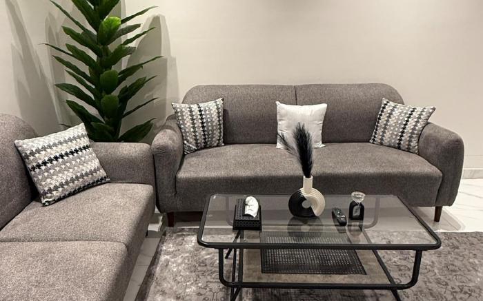 شقة فاخره بجوار كورنيش الراكه 