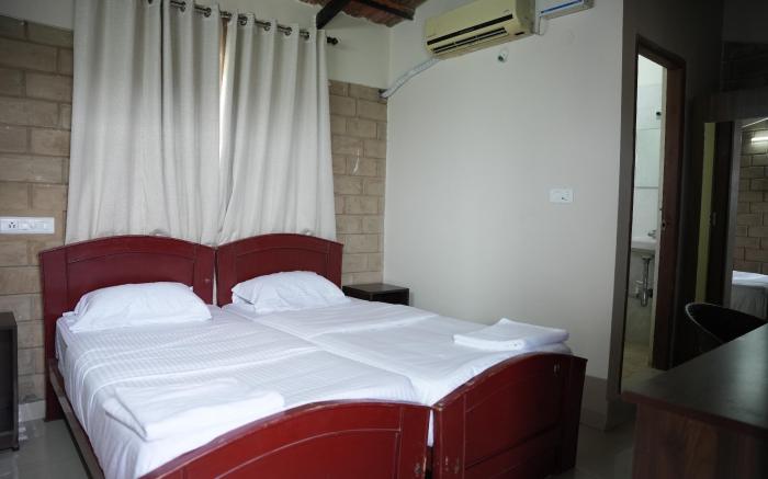 THE RED LOTUS COMPACT