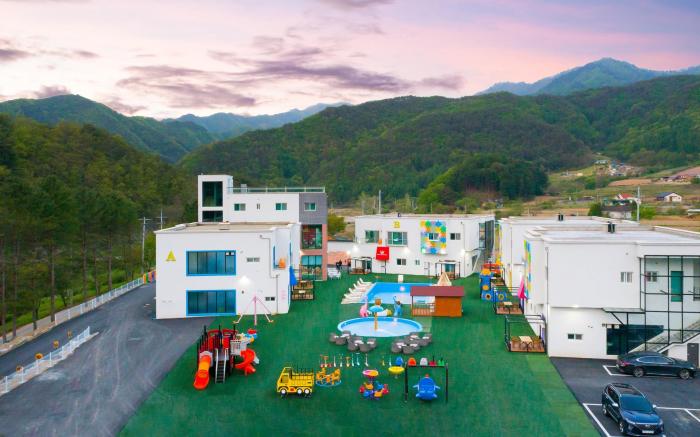 Wonder Kids Pool Villa