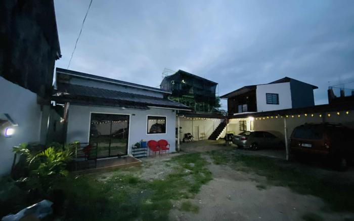 Los Glomos RestHub Unit A1