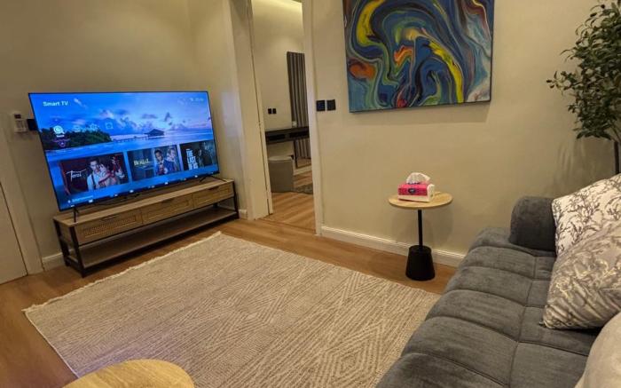 “شقة عصرية وأنيقة بموقع مميز،