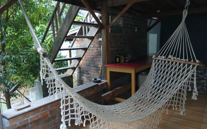 Rustic Charm: 1BR Wooden Cabin & Expansive Garden