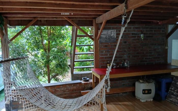 Rustic Charm: 1BR Wooden Cabin & Expansive Garden