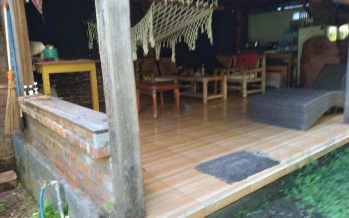 Rustic Charm: 1BR Wooden Cabin & Expansive Garden