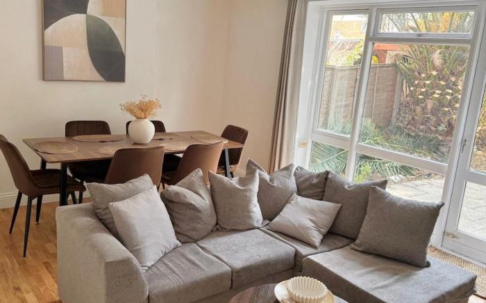 Budget double room, shared lounge, and Garden home