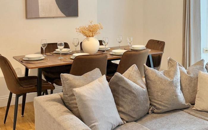 Budget double room, shared lounge, and Garden home