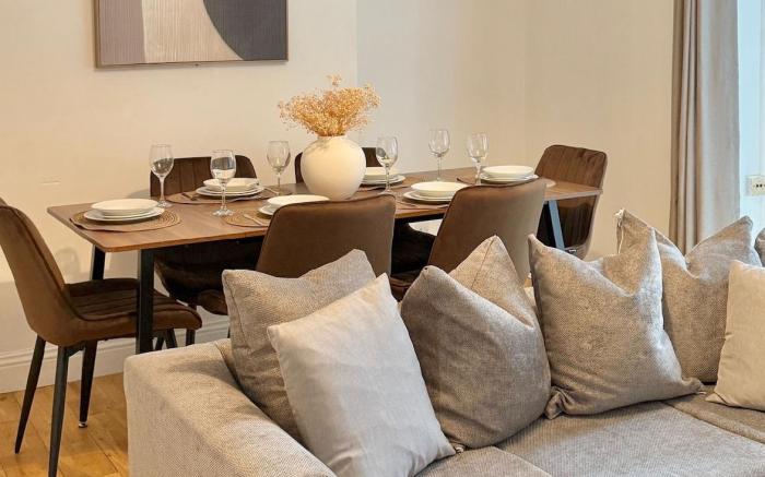 New 3-bedroom Entire home with lounge, and Garden!