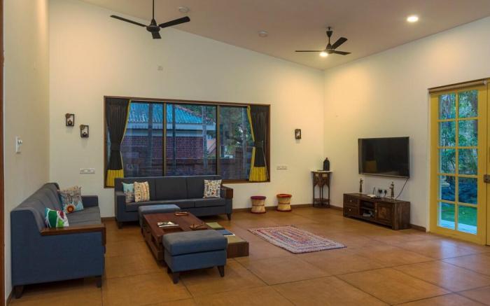 SaffronStays Beach Blues, 4BR Pool Retreat Alibaug