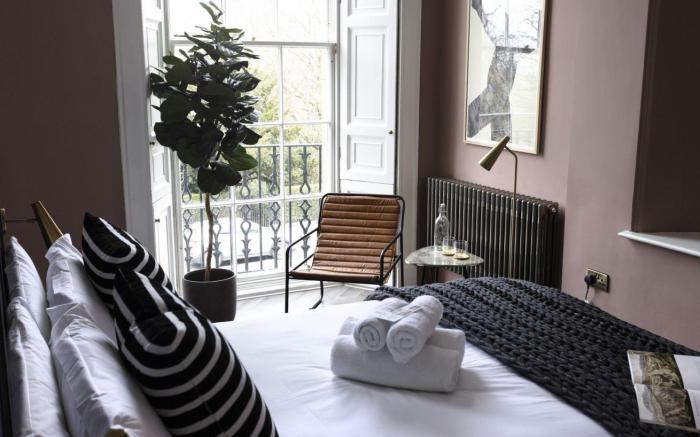 Superior 1st Floor Studio w/City Views