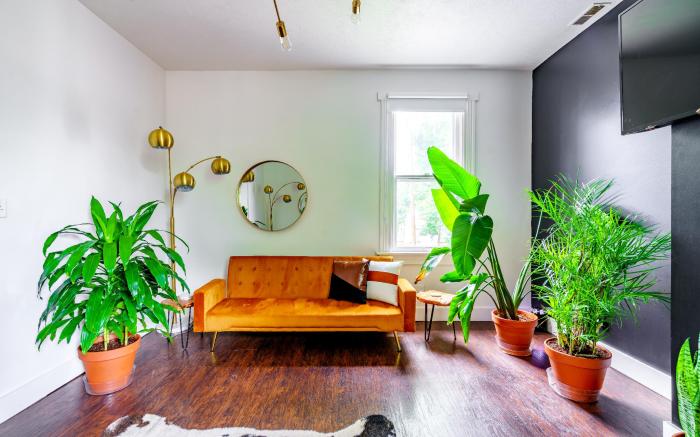 PRIME Location – CLEAN – Top Rated - Parking Free