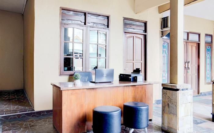 OYO 94775 Palm Cafe Inn