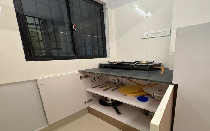 Hotel Royal Inn Near US Consulate, Apollo Hospitals