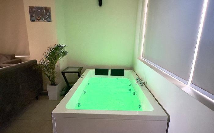 High Rise Lavish Room with Jacuzzi in Zirakpur