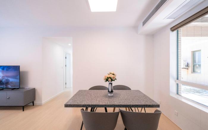 Tyms Modern 3 Bedroom 2 Bath Apartment in Xujiahui