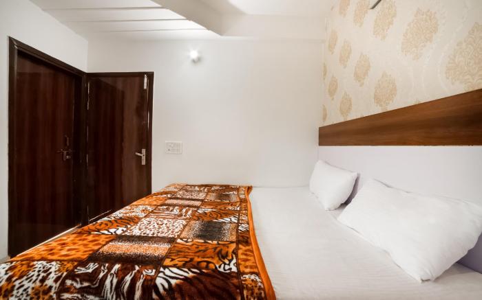 Hotel O Chahal Guest House Near Nangloi Railway Station Metro Station