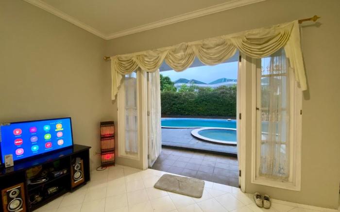 Royal Villa by CozyVilla at Puncak Resort Cipanas