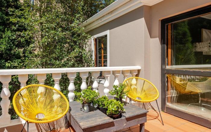 Tree Top Balcony| King Bed |1 km to Malls+Guatrain