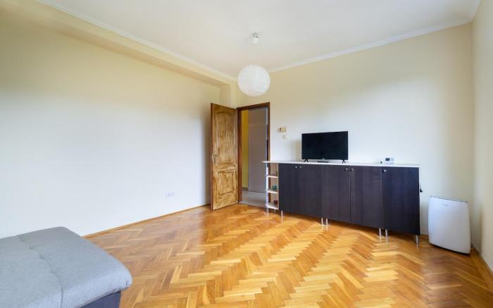 Buda Breeze 2BR Apt. w Balcony & AC by NW