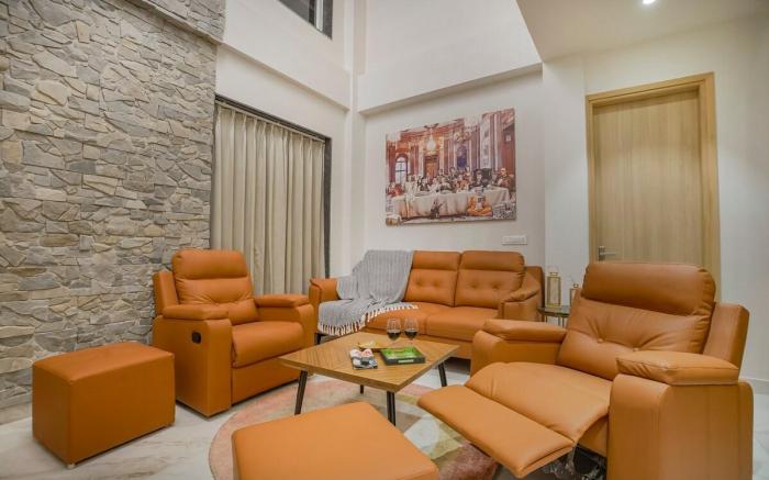 ScarlettPeaks |Luxe 4BHK w/HomeTheatre & Pooltable