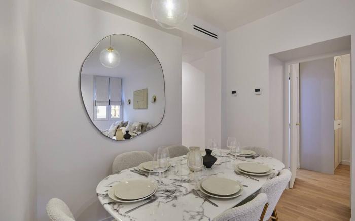 2-Bedroom Apartment with A/C – Canal St Martin