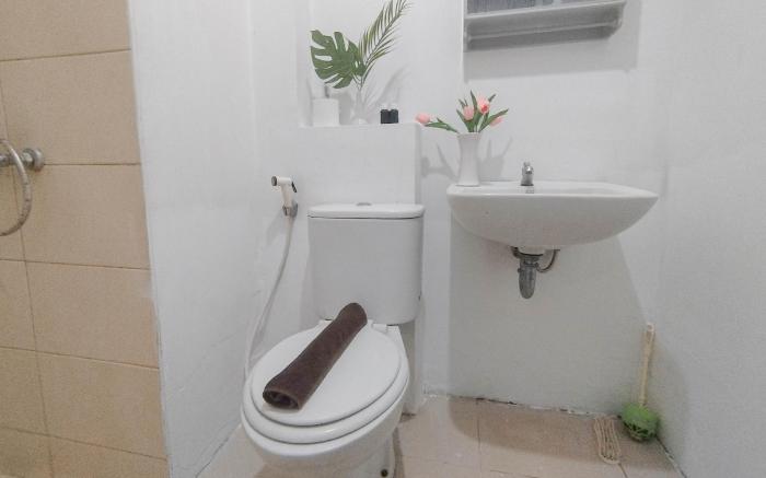 Brown Accent 1BR at Tamansari Prospero By Travelio