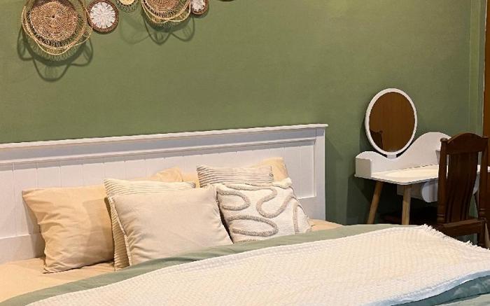 Kingbed ,rftop ,near train station , shared bath