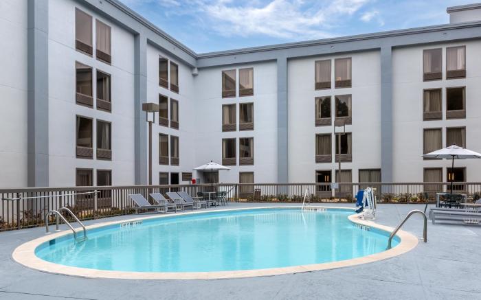 Spark by Hilton Atlanta Airport South College Park