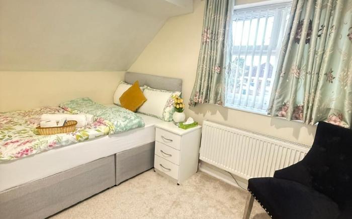 Couple/ Solo Private Room with garden Birmingham