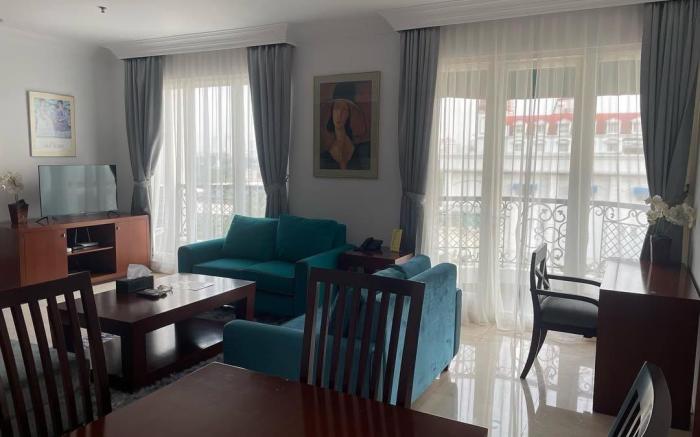 Toeti Roosseno Plaza