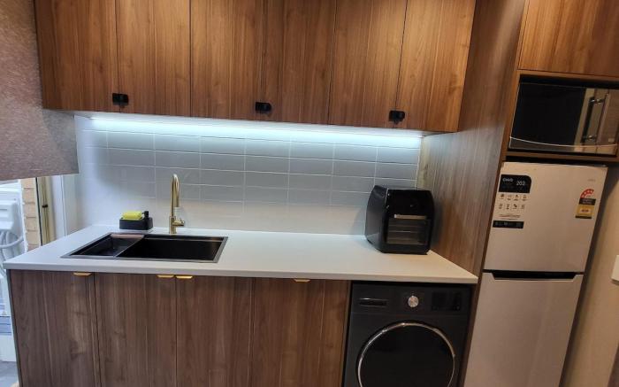 A Traveller's Room 3- Shared Bathroom/ Kitchen.