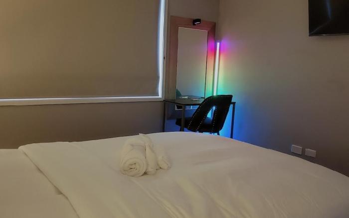 A slice of Melbourne! Room 1 Shared Bath/ Kitchen.