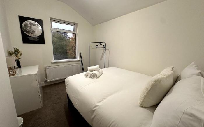 Modern 5BR | Near M6 | Fast Wifi