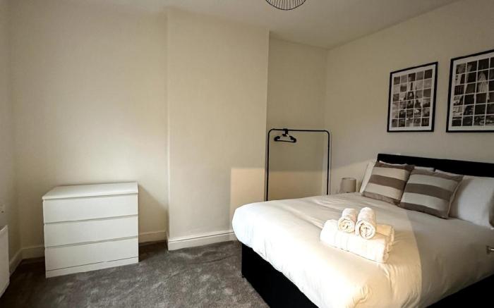 Modern 5BR | Near M6 | Fast Wifi
