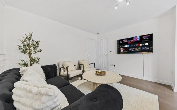 NEW Stunning Home | Free Parking | Sleep 8 | By M6