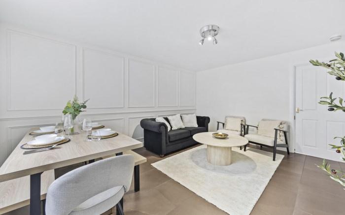 NEW Stunning Home | Free Parking | Sleep 8 | By M6