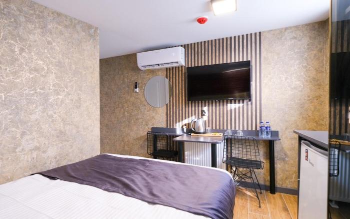 Cozy City Nest with Private Balcony