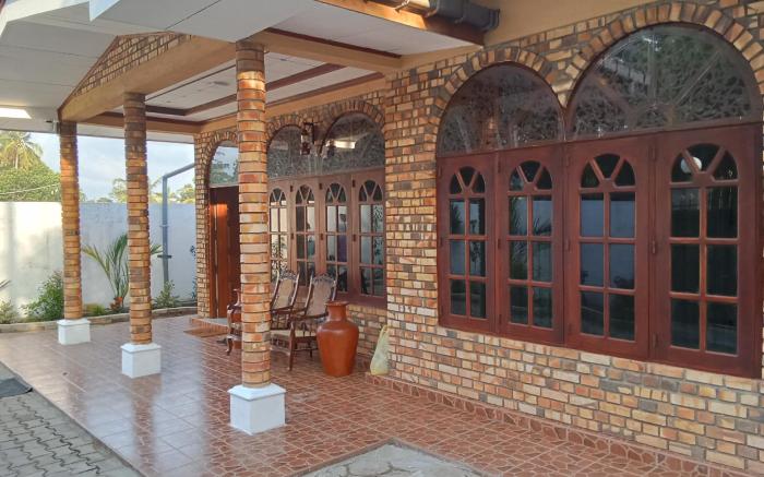 SPACIOUS FAMILY HOLIDAY HOME NEAR THE AIRPORT 