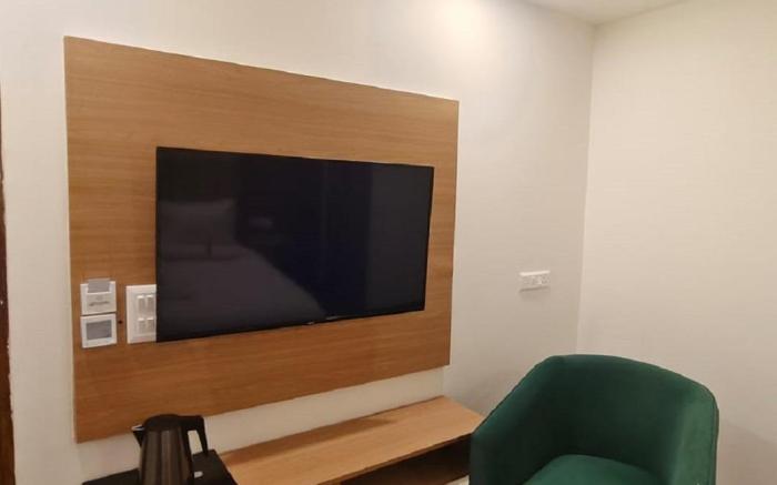 Royal Raven Hotel and Banquet 