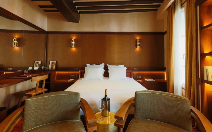 Confidential Room 4, a stone's throw from the Louv