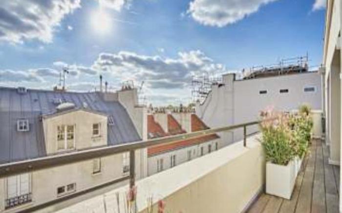 Penthouse with view of the Eiffel Tower-Faubourg